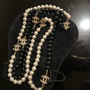 Chanel black and white Pearl Neckless